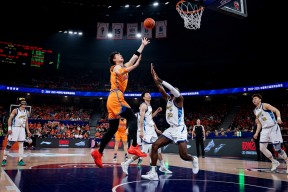 爱游戏入口 -里程碑夜上海久事临场应变；CBA常规赛国际比赛日刷纪录；球迷炸锅；身体对抗强度拉满的简单介绍